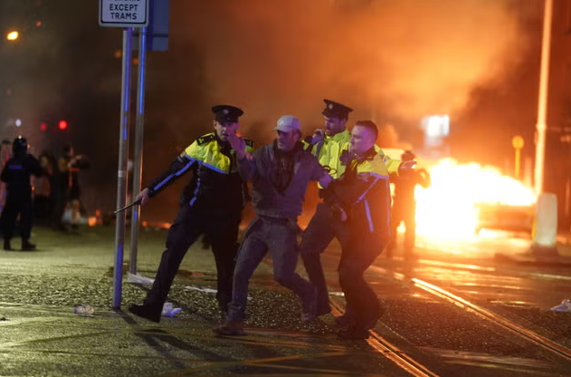Dublin'de 'terör saldırısı' olarak nitelendirilmeyen bıçaklı saldırı sonrası halk sokağa döküldü