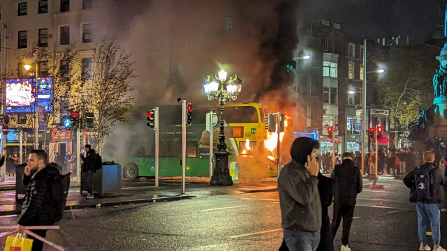 Dublin'de 'terör saldırısı' olarak nitelendirilmeyen bıçaklı saldırı sonrası halk sokağa döküldü