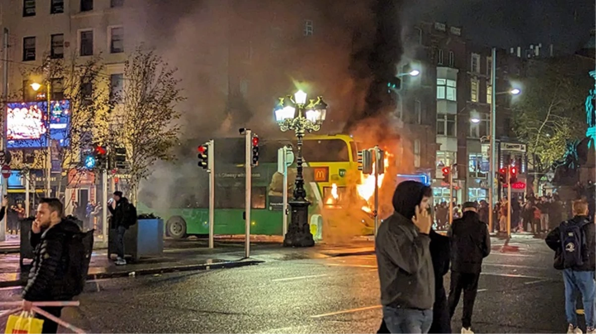 Dublin\'de sokaklar yangın yeri