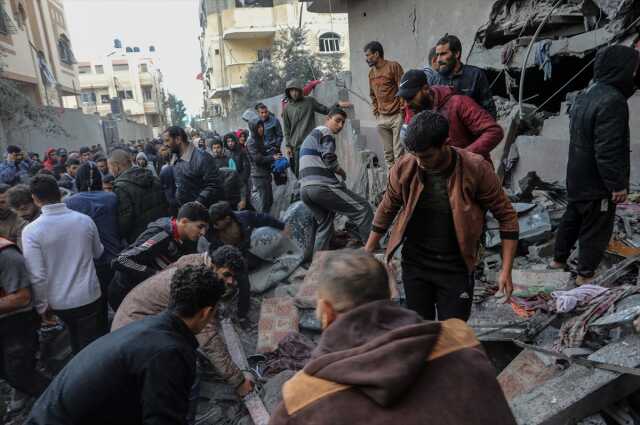Dünya ateşkesin başlamasına kilitlenirken, katil İsrail gece boyunca onlarca sivili katletti