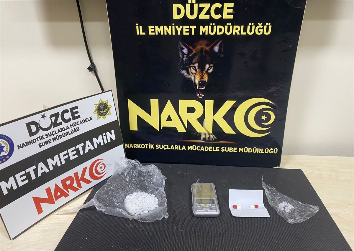 Düzce\'de Otomobilde Uyuşturucuyla Yakalanan 2 Şüpheli Tutuklandı