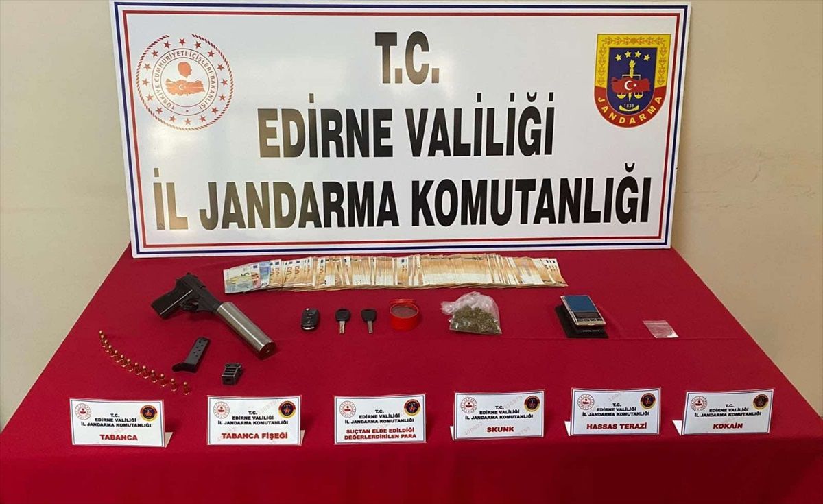 Edirne'de Jandarma Tarafından Yapılan Aramada Tabanca, Uyuşturucu ve Para Ele Geçirildi