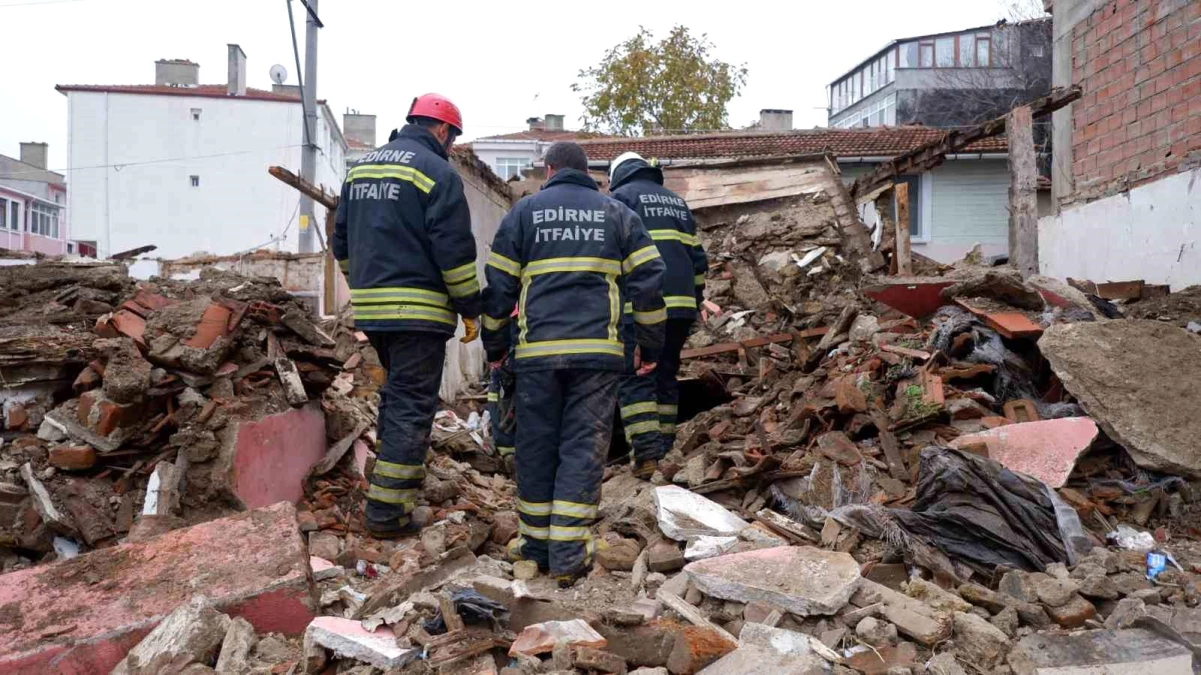 Edirne\'de metruk binanın çökmesi sonucu 2 kişi enkaz altında kaldı