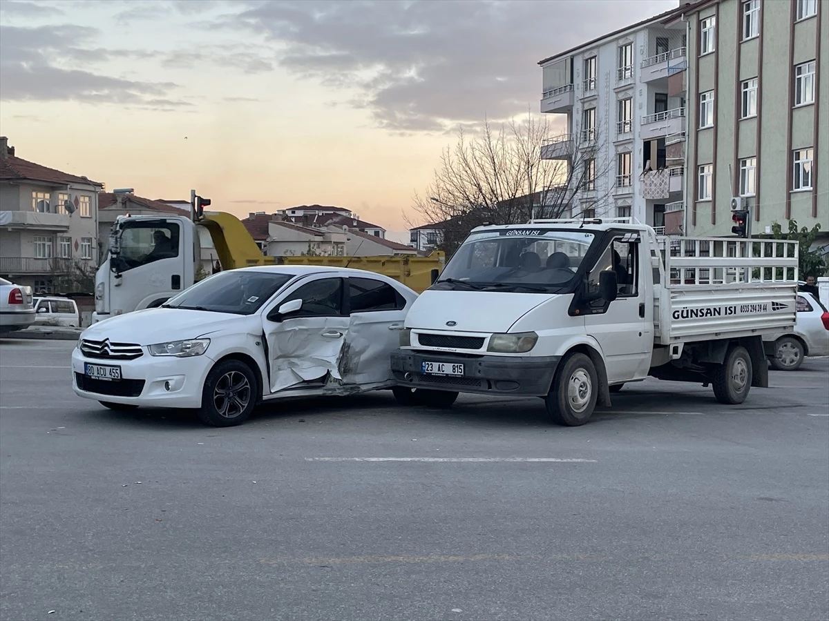 Elazığ\'da otomobil ile kamyonet çarpıştı: 4 yaralı