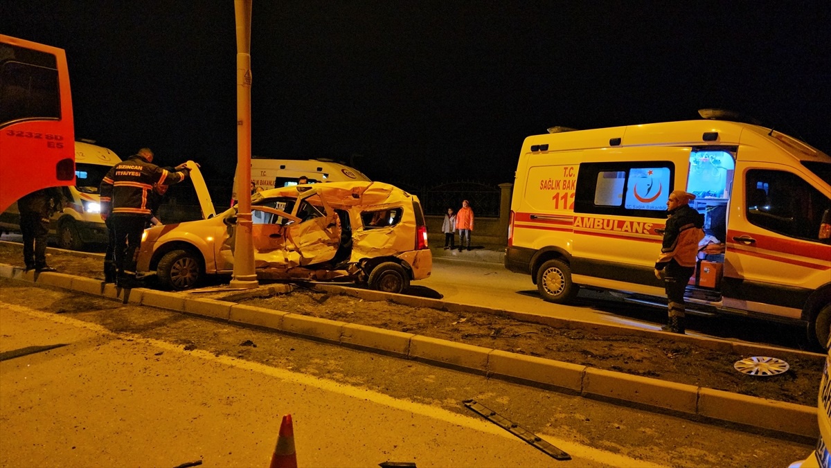 Erzincan\'da Hafriyat Kamyonu ve Otomobil Çarpışması: 2 Ölü, 4 Yaralı