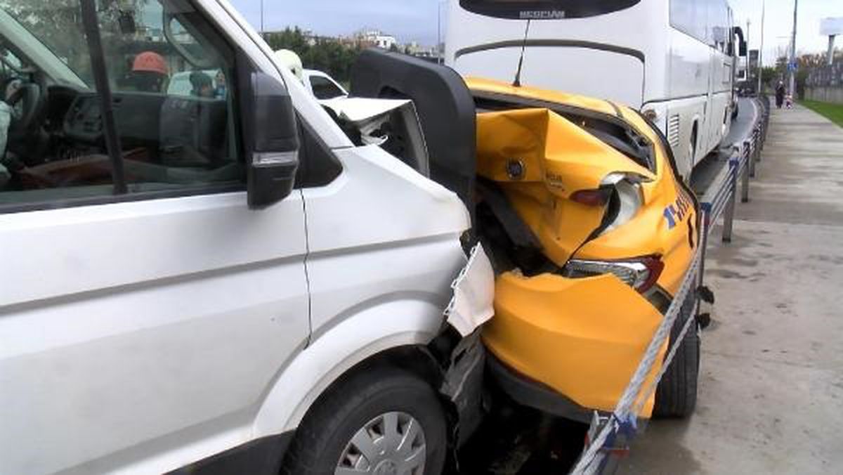Fatih\'te servis minibüsü taksiye çarptı: 1 yaralı