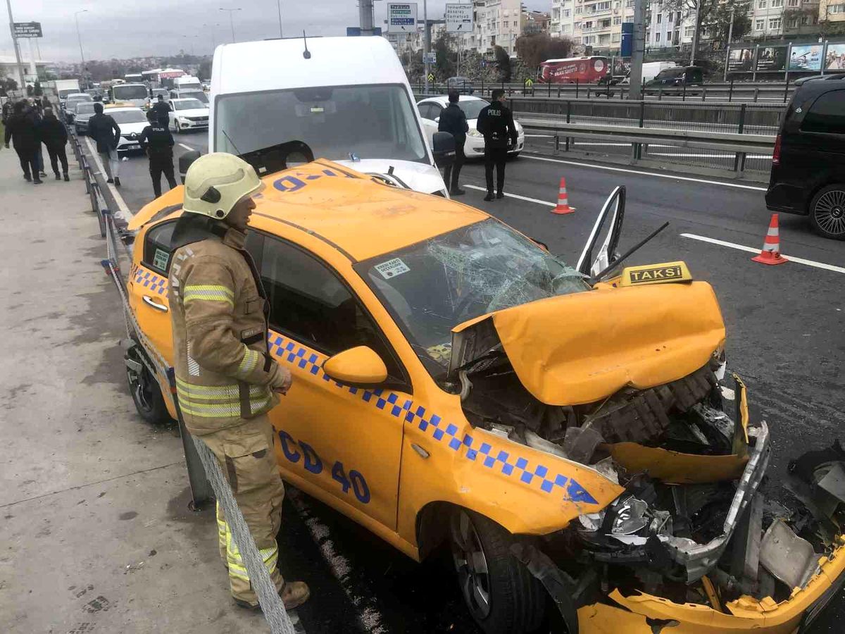 Fatih\'te Türk Hava Yolları\'nın boş servis minibüsü taksiye çarptı