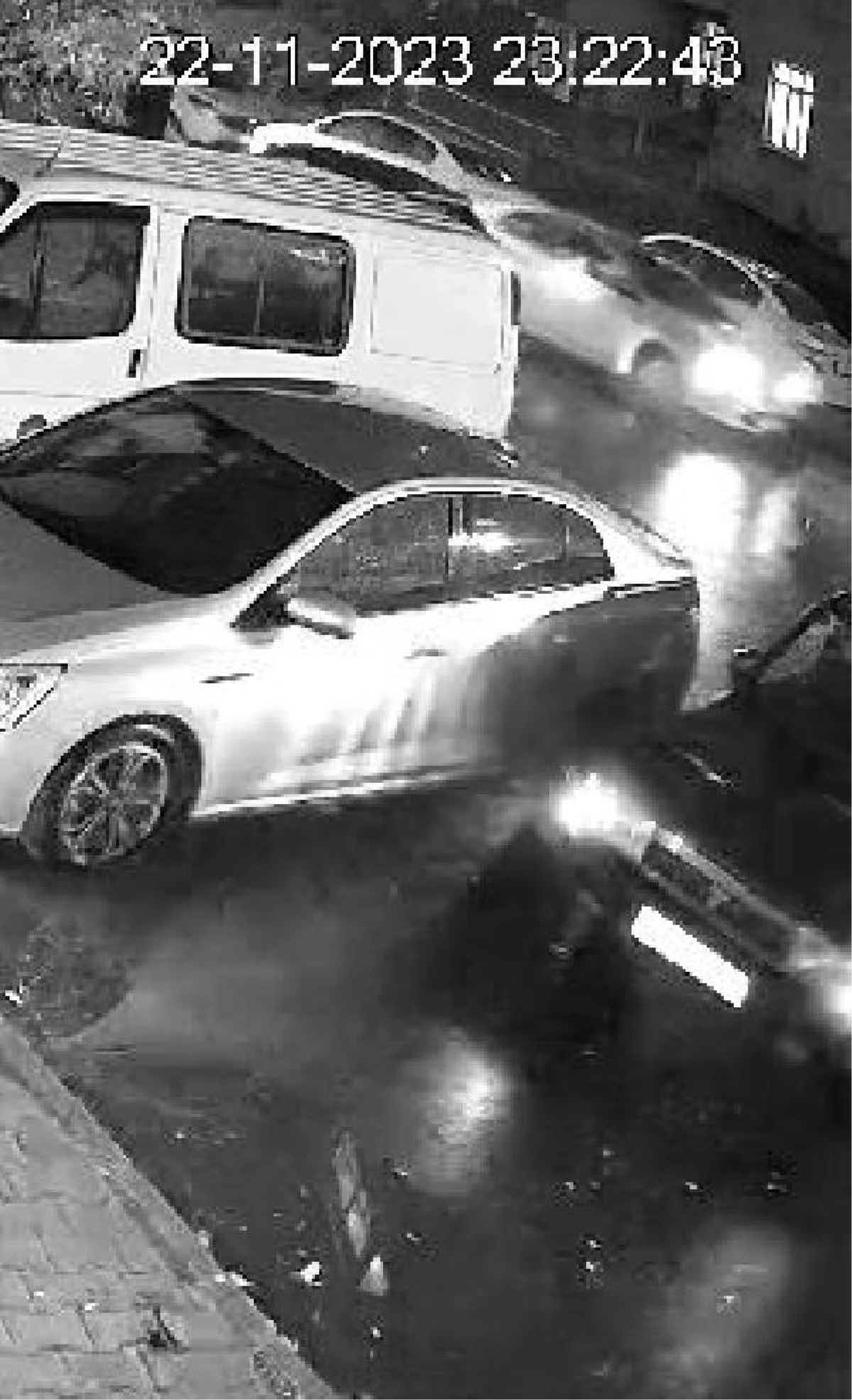 Gaziosmanpaşa\'da Otomobile Silahlı Saldırı: 2 Yaralı