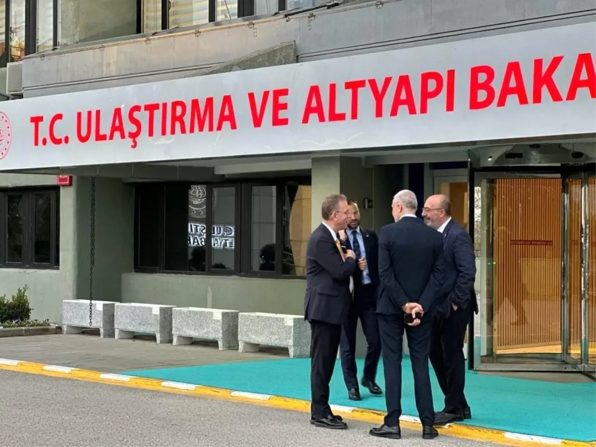 AK Parti Kütahya İl Başkanı ve Milletvekilleri Ulaştırma ve Altyapı Bakanı\'nı ziyaret etti