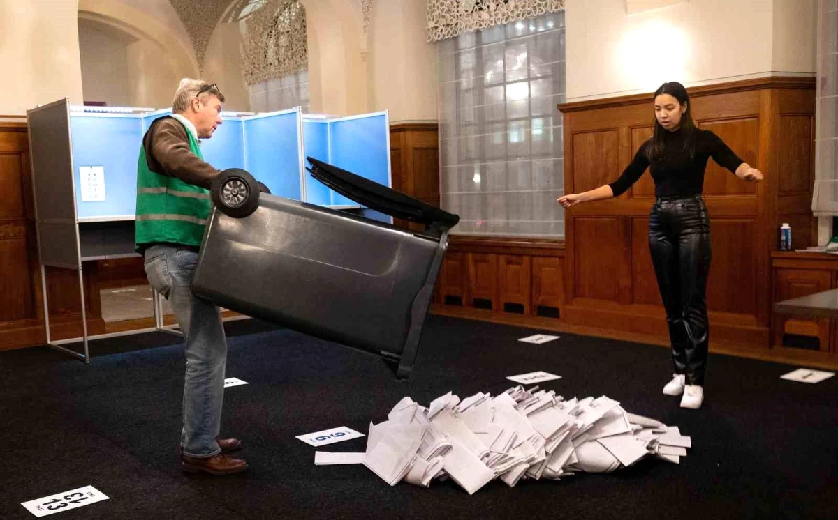 Hollanda\'da Aşırı Sağcı Parti Seçimleri Kazandı