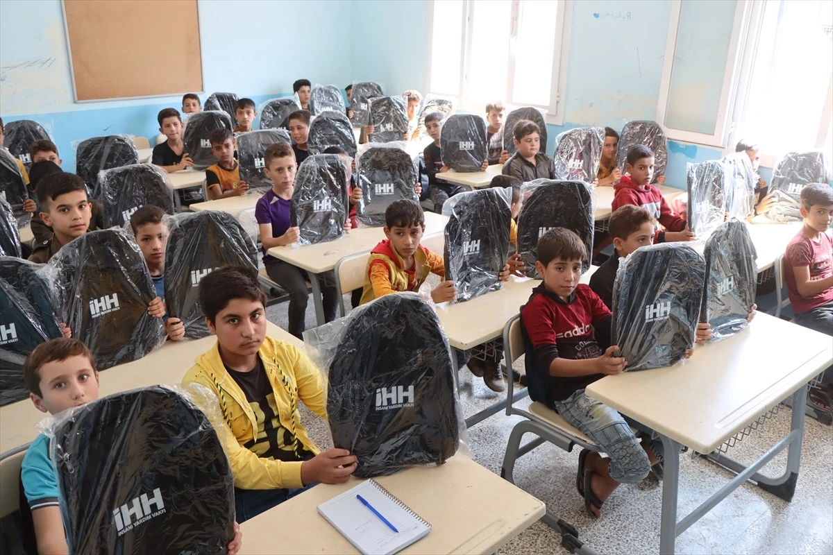 İHH, Suriye\'deki Öğrencilere Okul Çantası ve Kırtasiye Seti Dağıttı