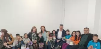 Cumhuriyet İlkokulu Öğrencileri Depremzedelere Yardım Ediyor