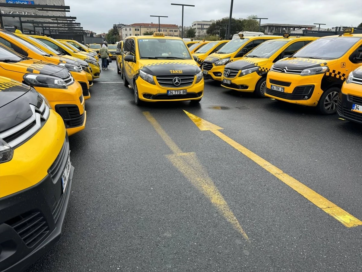 İstanbul\'da 8+1 taksiye dönüşen minibüsler mağdur ediyor