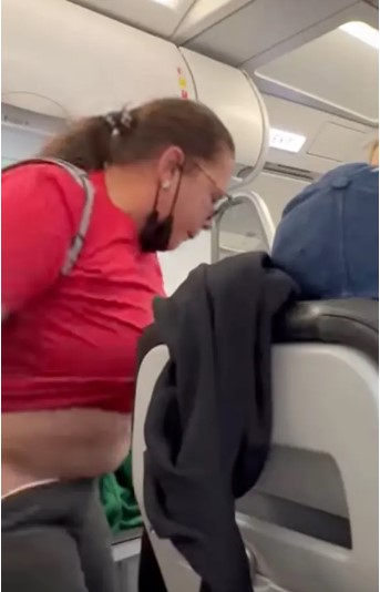 Kabin görevlilerinin tuvaleti kullanmasına izin vermediği kadın, yolcuların gözü önünde pantolonunu indirip tuvaletini yapmaya çalıştı