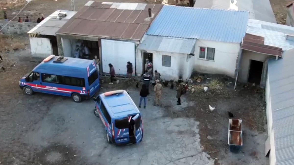 Kars\'ta düzensiz göçmen operasyonu: 15 kişi yakalandı