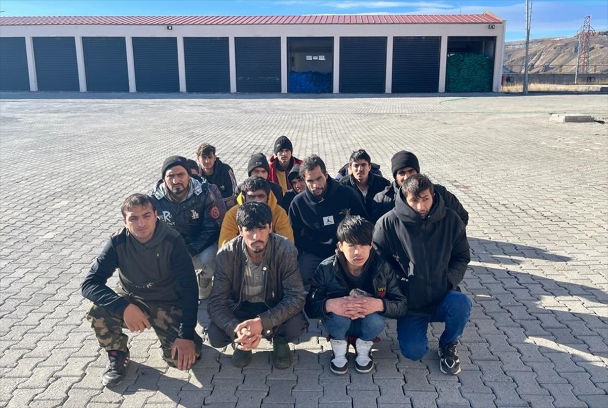 Kars\'ta İnsan Kaçakçılığı Operasyonu: 15 Düzensiz Göçmen Yakalandı