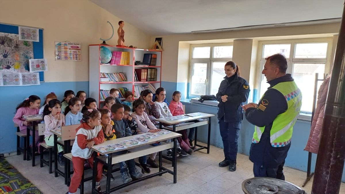 Kars\'ta İlkokul Öğrencilerine Trafik Eğitimi Verildi