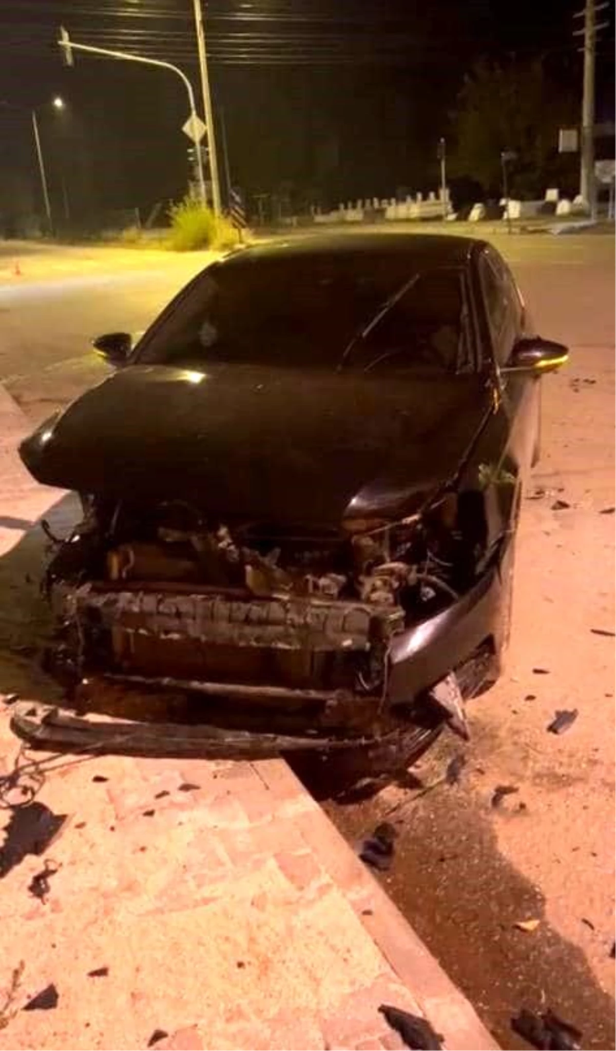 Burdur\'da kavşakta kontrolsüz giren otomobil oto galeriye daldı: 5 araç hurdaya döndü, 3 kişi yaralandı