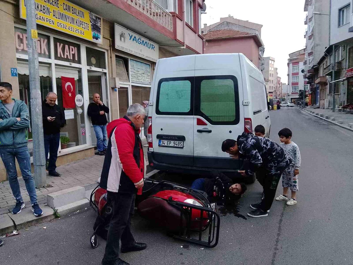 Çorlu\'da Yol Ayrımında Motosiklet ve Otomobil Karıştı: Mahalle Sakinleri Düzenleme İstiyor