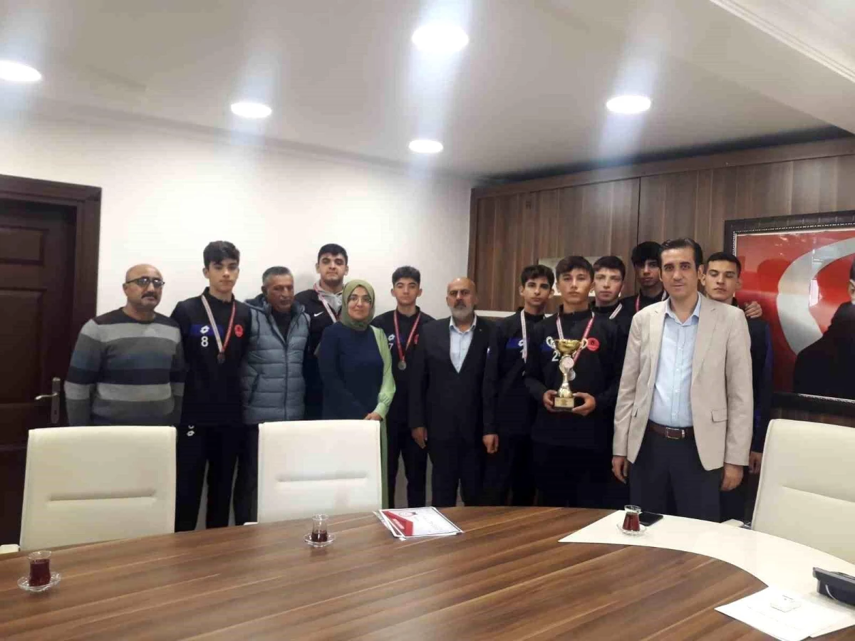 Bozyazı Anadolu Lisesi Voleybol Takımı Kaymakamı Tuncay Topsakaloğlu\'nu Ziyaret Etti