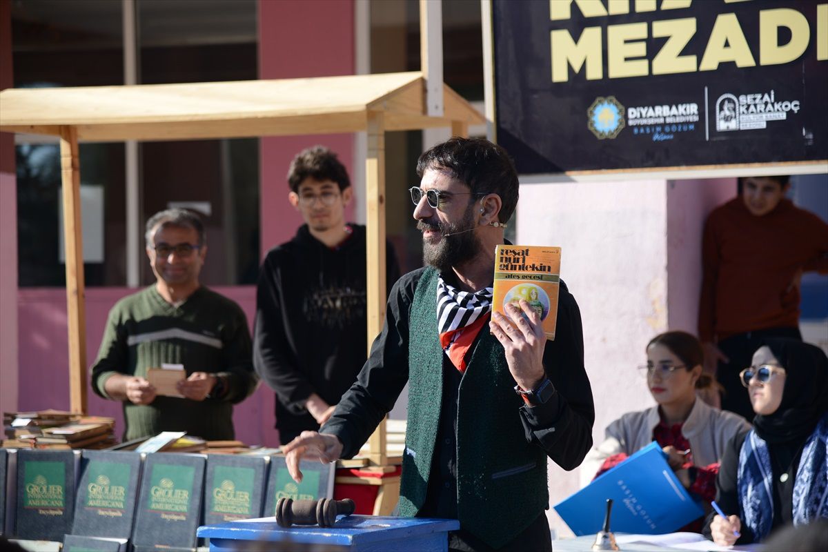 Diyarbakır\'da Kitap Mezadı Sosyal Bilimler Lisesi\'nde Gerçekleşti