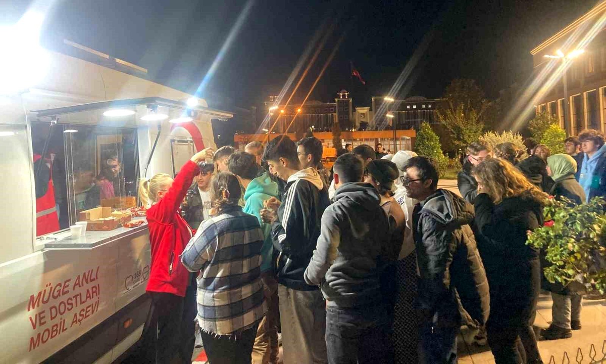 Türk Kızılay Bilecik Şubesi, Üniversite Kütüphanesinde Öğrencilere Salep ve Kek İkramı Yaptı