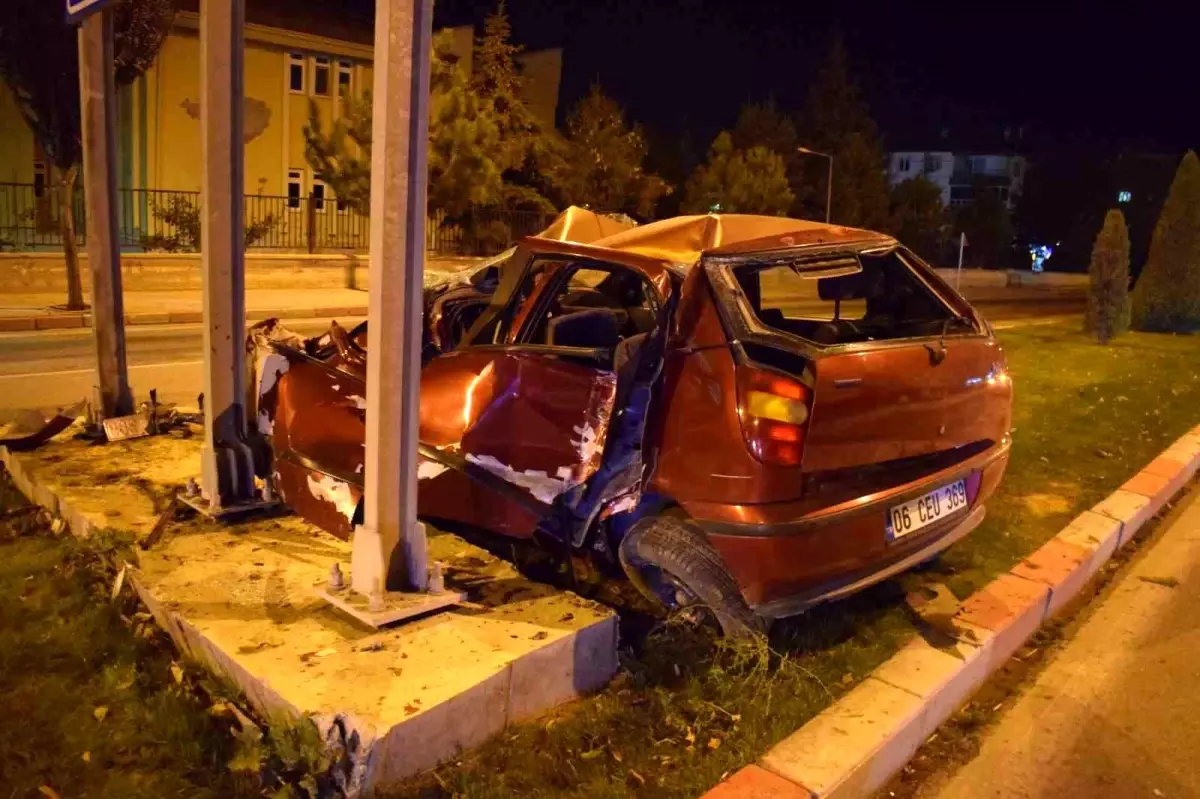 Karaman\'da Kontrolden Çıkan Otomobilin Yön Levhasına Çarpması Sonucu 4 Kişi Yaralandı