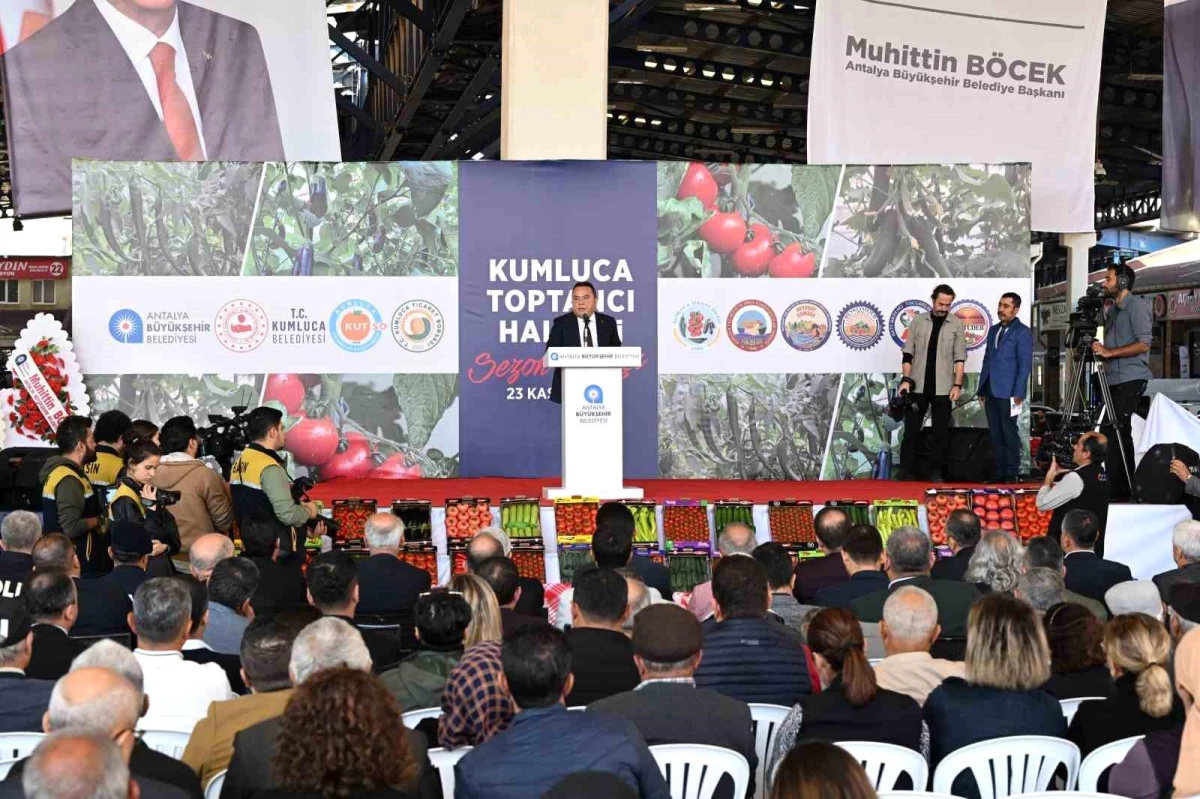 Antalya Büyükşehir Belediye Başkanı Muhittin Böcek, Kumluca\'ya 947 milyon TL yatırım yaptıklarını açıkladı