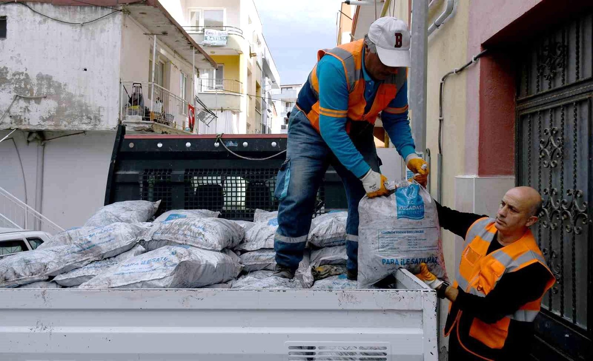Kuşadası Belediyesi İhtiyaç Sahibi Ailelere Yakacak Yardımı Yapıyor