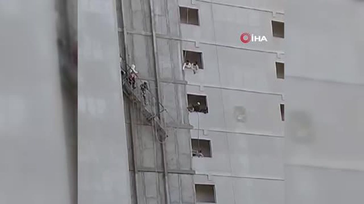 Mersin\'de işçiler halatı kopan iskelede mahsur kaldı
