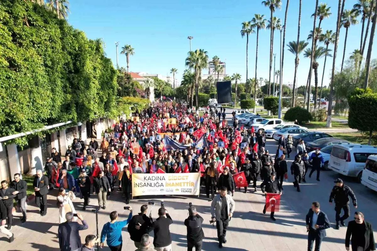 Mersin\'de Kadına Şiddete Karşı Farkındalık Yürüyüşü Gerçekleştirildi