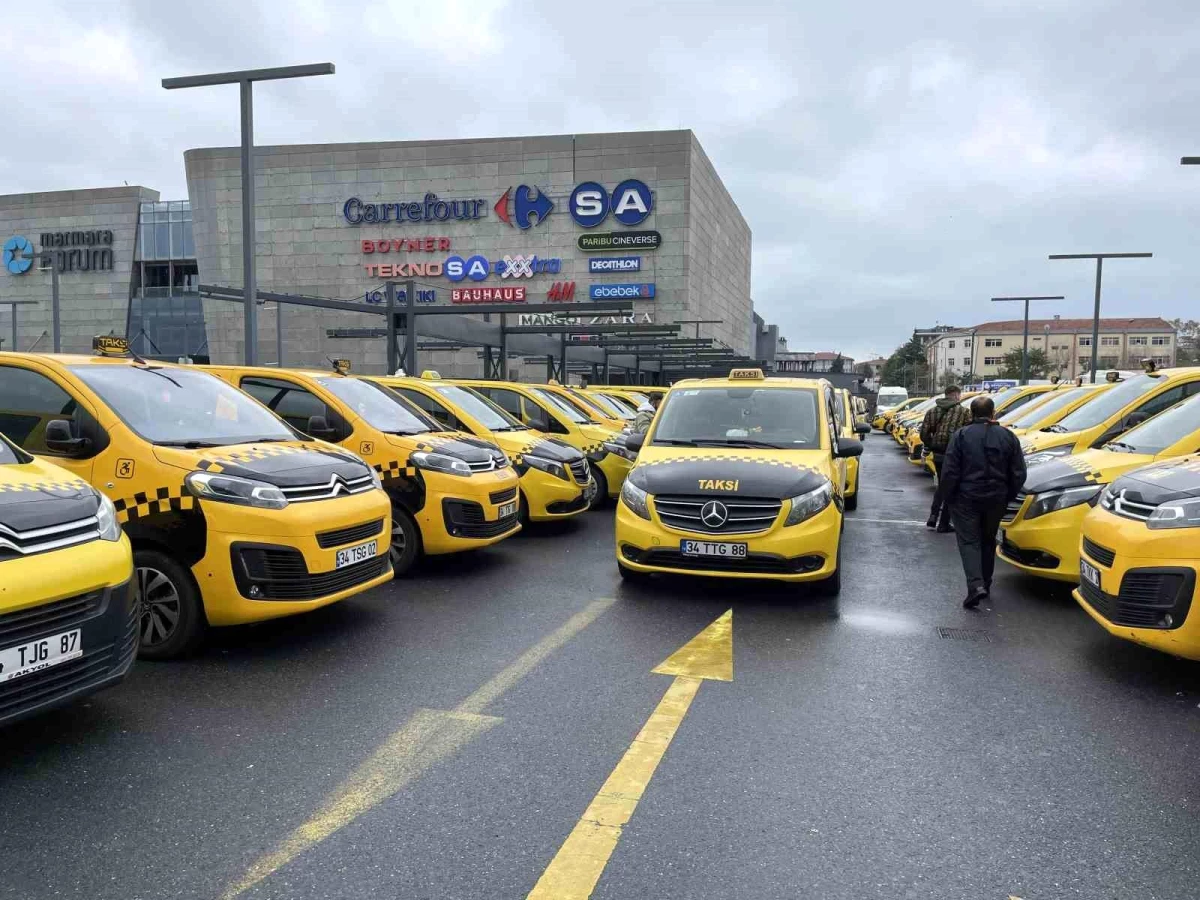 İstanbul\'da Minibüs Şoförleri UKOME\'yi Protesto Etti