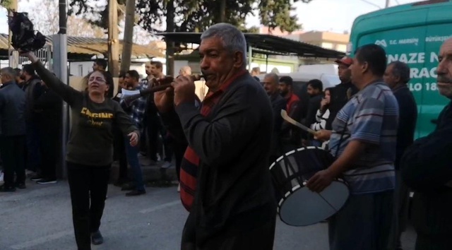 Silahlı saldırıda hayatını kaybeden kulüp başkanının cenaze töreninde davul zurna çalındı Silahlı saldırıda hayatını kaybeden kulüp başkanının cenaze töreninde davul zurna çalındı