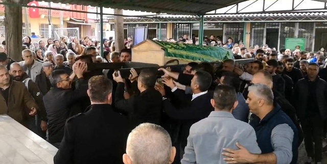 Silahlı saldırıda hayatını kaybeden kulüp başkanının cenaze töreninde davul zurna çalındı Silahlı saldırıda hayatını kaybeden kulüp başkanının cenaze töreninde davul zurna çalındı