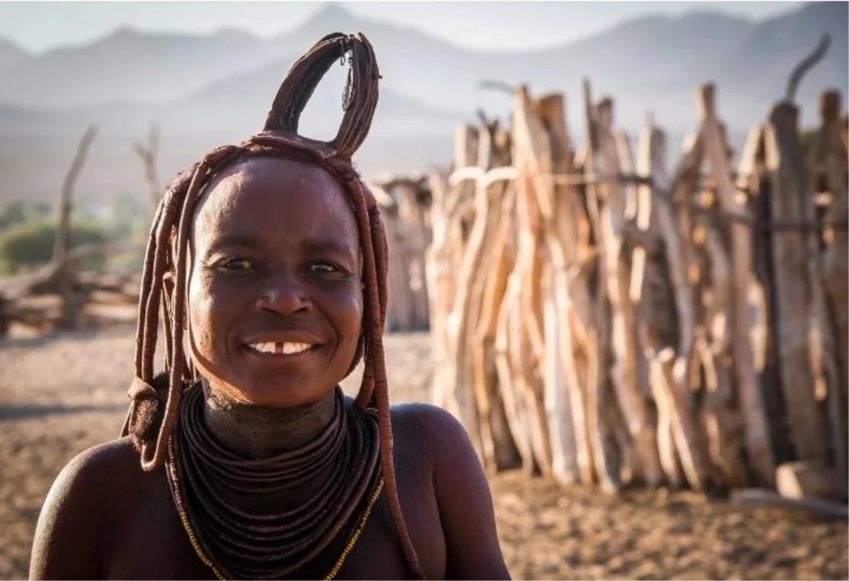 Namibya\'nın Himba kabilesinin üyeleri, nezaket göstergesi olarak erkek misafirlere eşlerini sunuyor