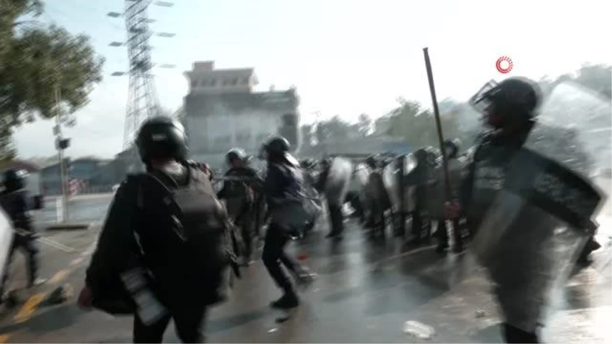Nepal\'de monarşi yanlısı göstericilere polis müdahalesi