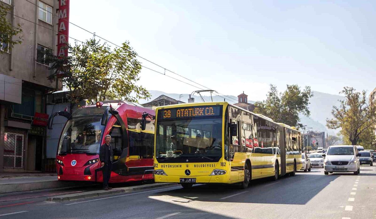 Bursa Büyükşehir Belediyesi Öğretmenlere Ücretsiz Ulaşım Sağlıyor