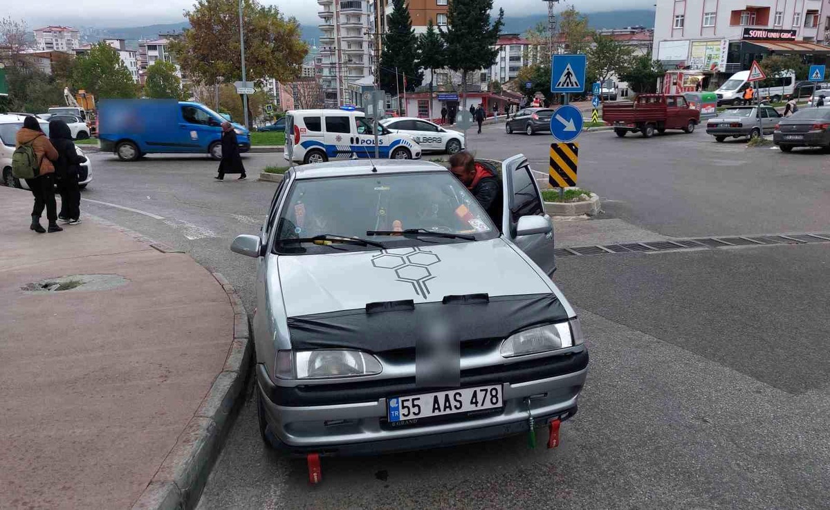 Samsun\'da Otomobil Çocuğa Çarptı, Yaralandı