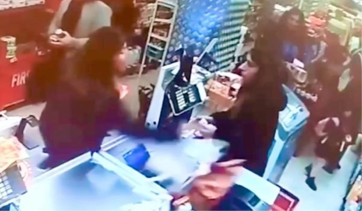 Kadın müşteri kasiyere koltuk değneğiyle saldırdı