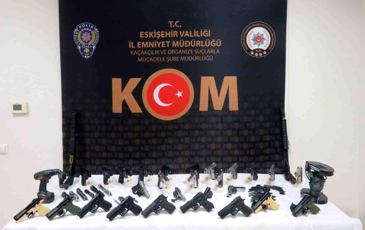 Eskişehir\'de Silah Atölyesi Operasyonu: Çok Sayıda Silah ve Uyuşturucu Ele Geçirildi