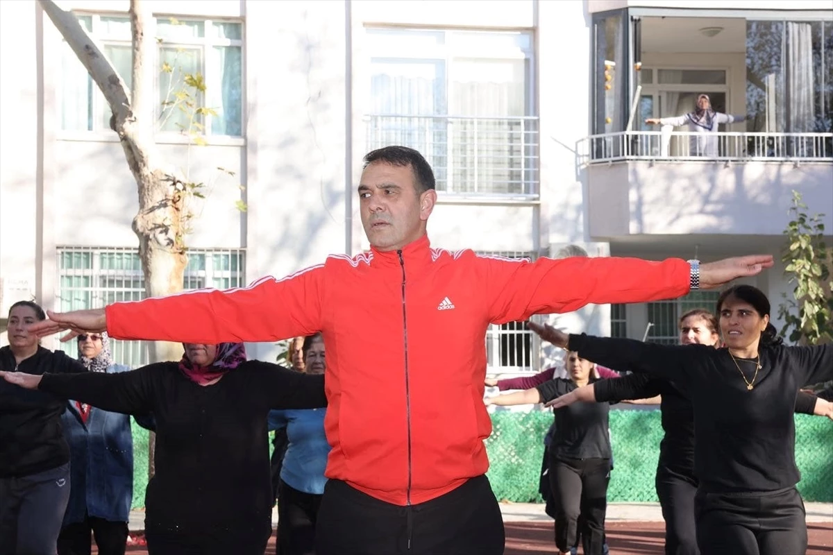 Silifke Belediye Başkanı Sadık Altunok, kadınlarla spor yaparak farkındalık oluşturdu