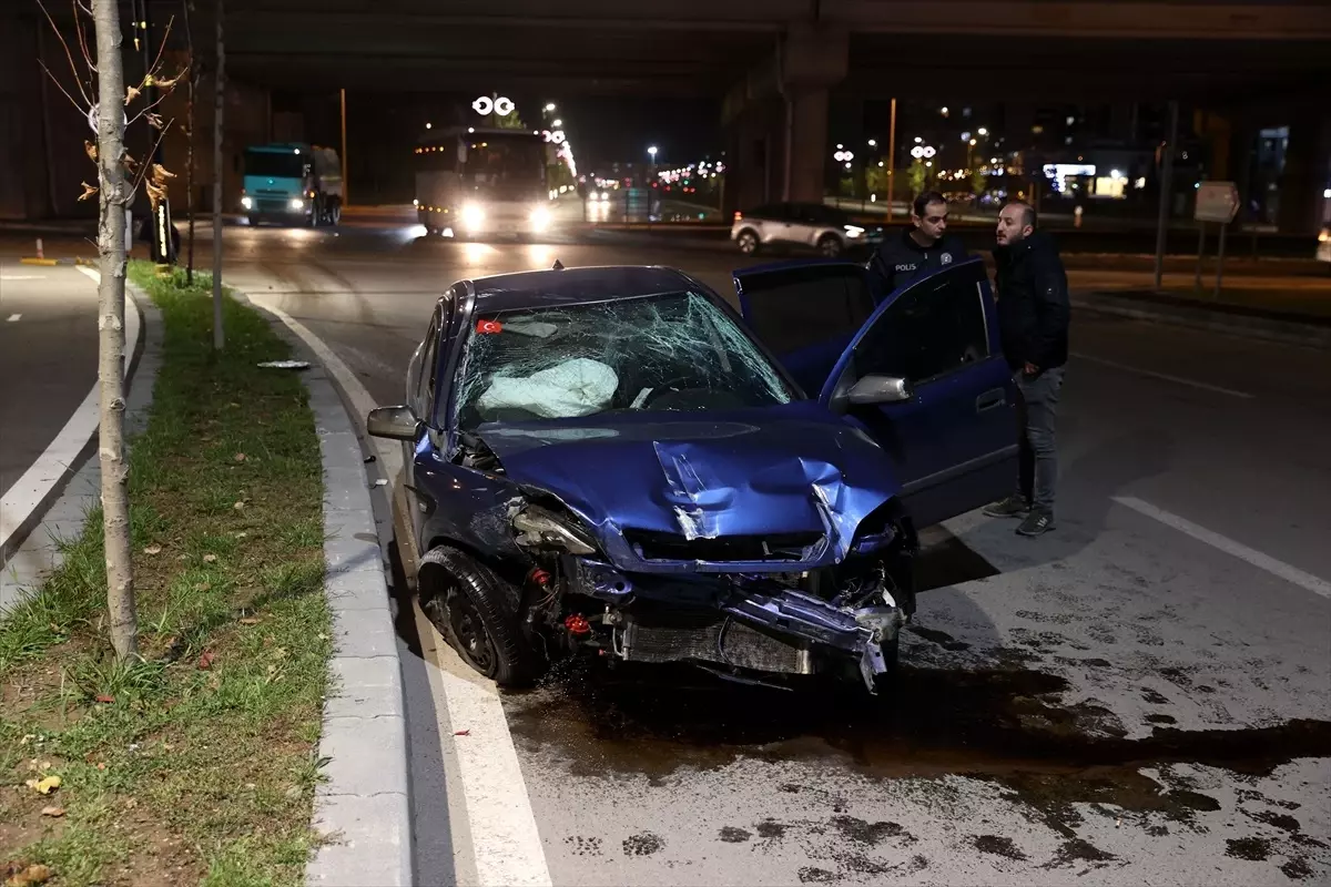 Sivas\'ta köprü duvarına çarpan otomobilin sürücüsü yaralandı