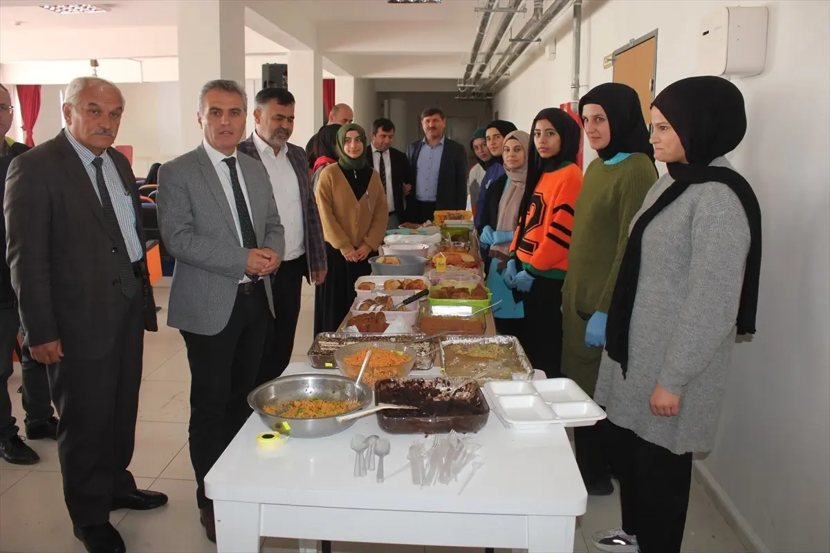 Suluova\'da öğrenciler Filistinli çocuklar için kermes düzenledi