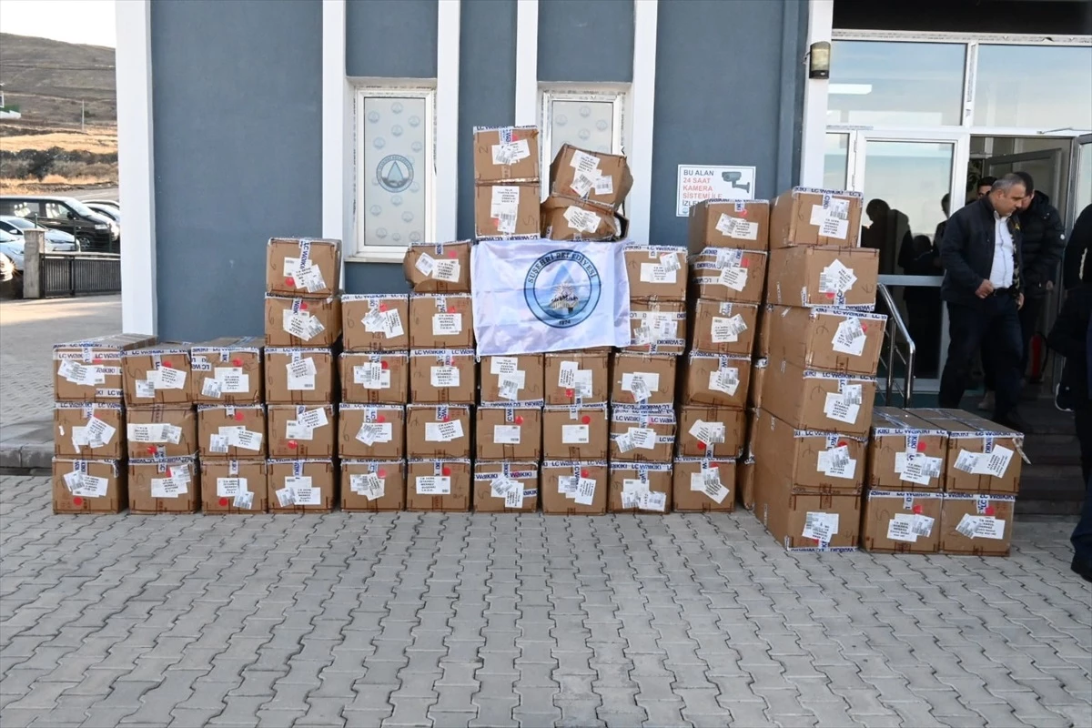 Sivas\'ın Suşehri ilçesinde 700 öğrenciye kışlık giysi yardımı yapıldı
