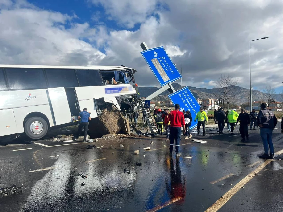 Muğla\'dan Kapadokya gezisine giden tur otobüsü kaza yaptı