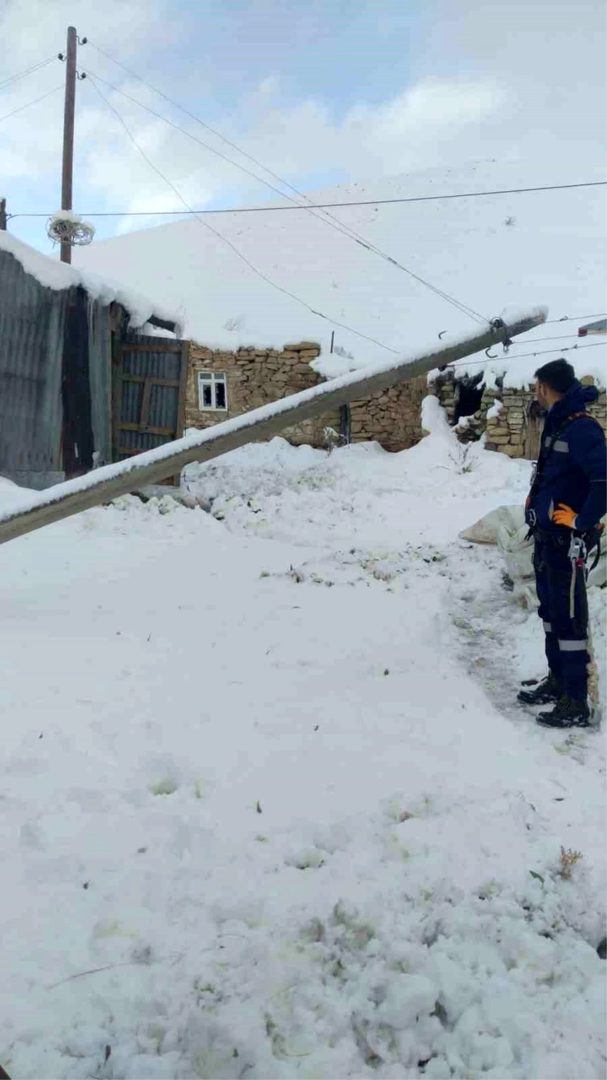 Erzurum\'un Tekman ilçesinde kar yağışı nedeniyle 30 köy ve mezra karanlıkta kaldı
