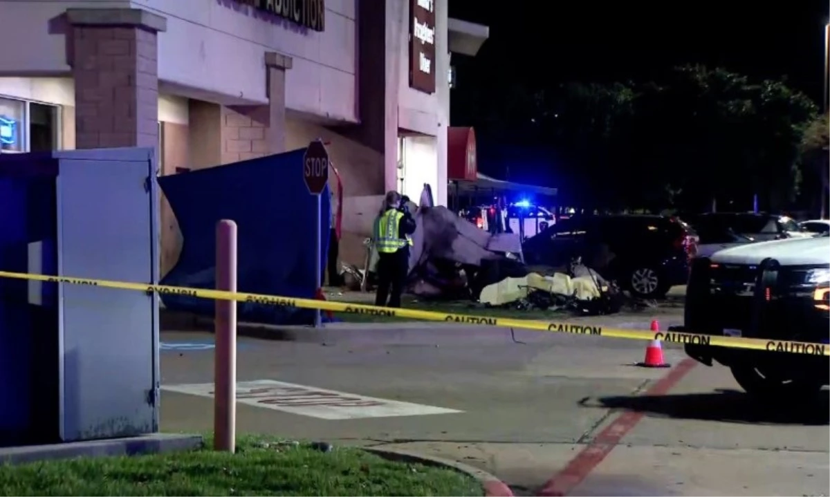 Teksas\'da bir uçak alışveriş merkezinin yakınına düştü. Uçağın pilotu yanarak hayatını kaybetti