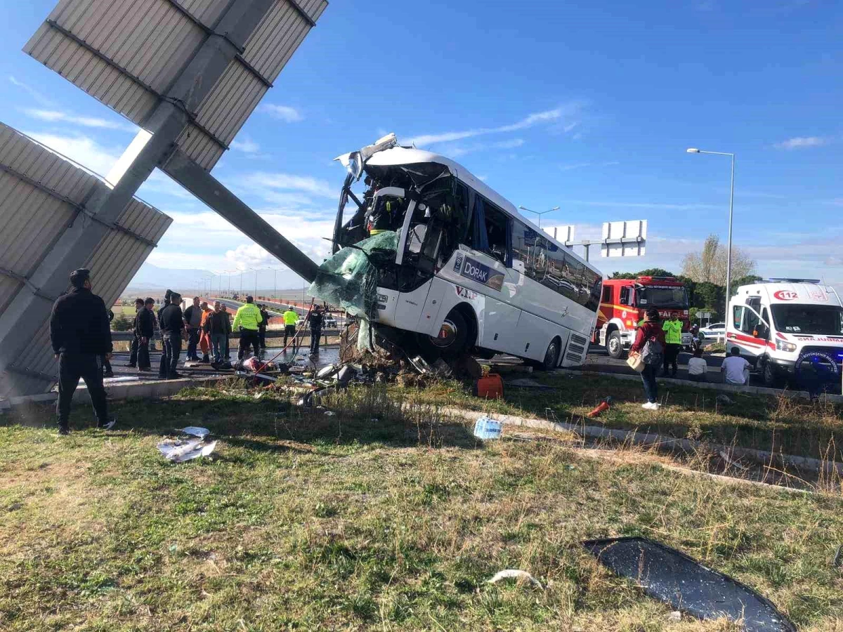 Tur otobüsü otomobile çarpıştı: 4\'ü ağır 20 kişi yaralandı