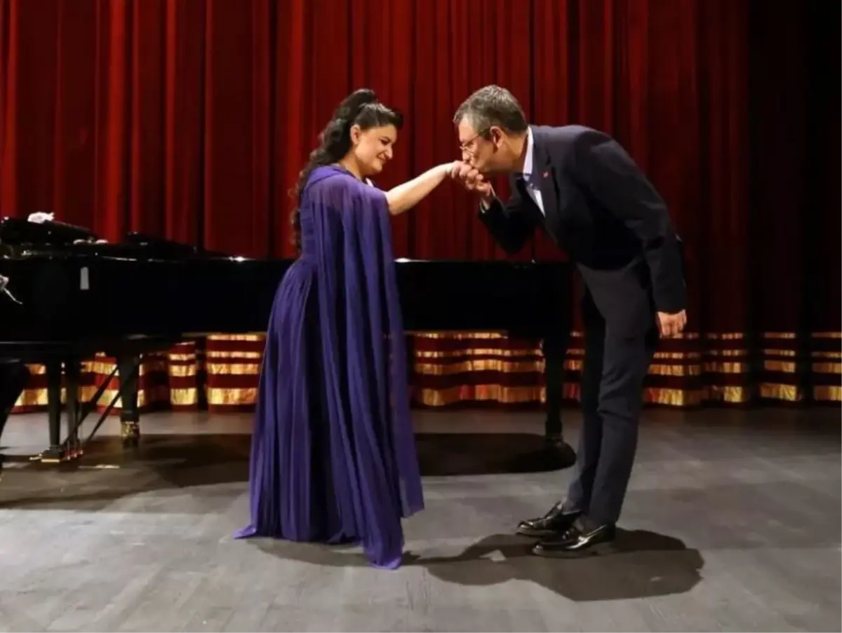 Türkiye\'ye \'\'İşgalci\'\' diyen opera sanatçısının elini öpen Özgür Özel\'den eleştirilere yanıt
