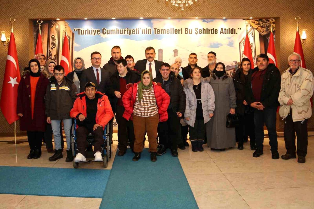 Vali Çiftçi\'ye özel konuklar
